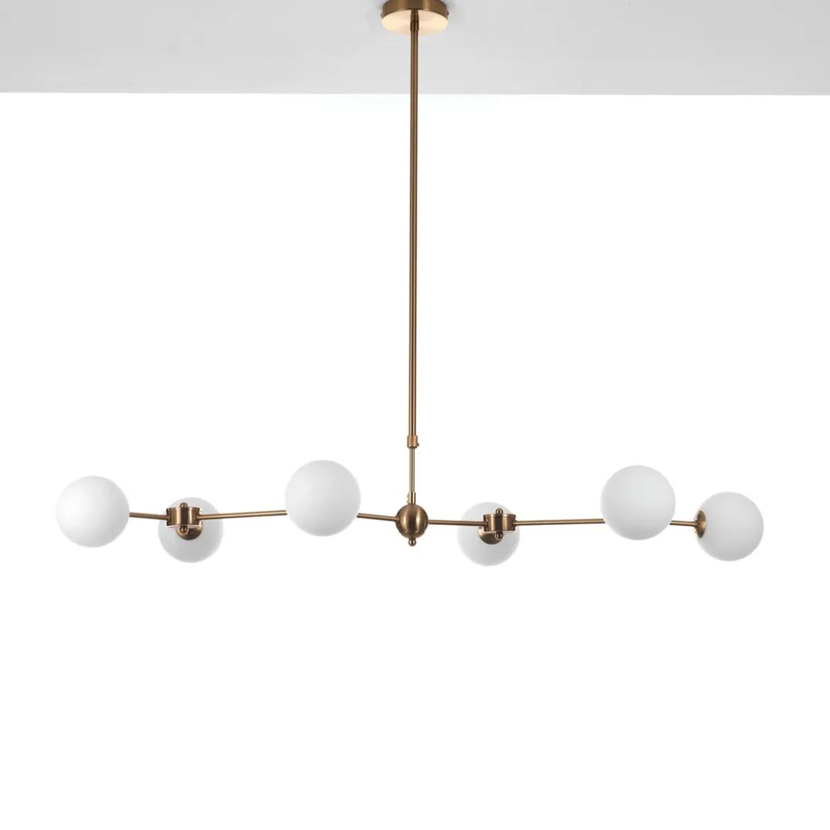 Alycia a lampadario in metallo verniciato ottone opaco e sfere in vetro bianco opaco 120x68 h90-150 cm