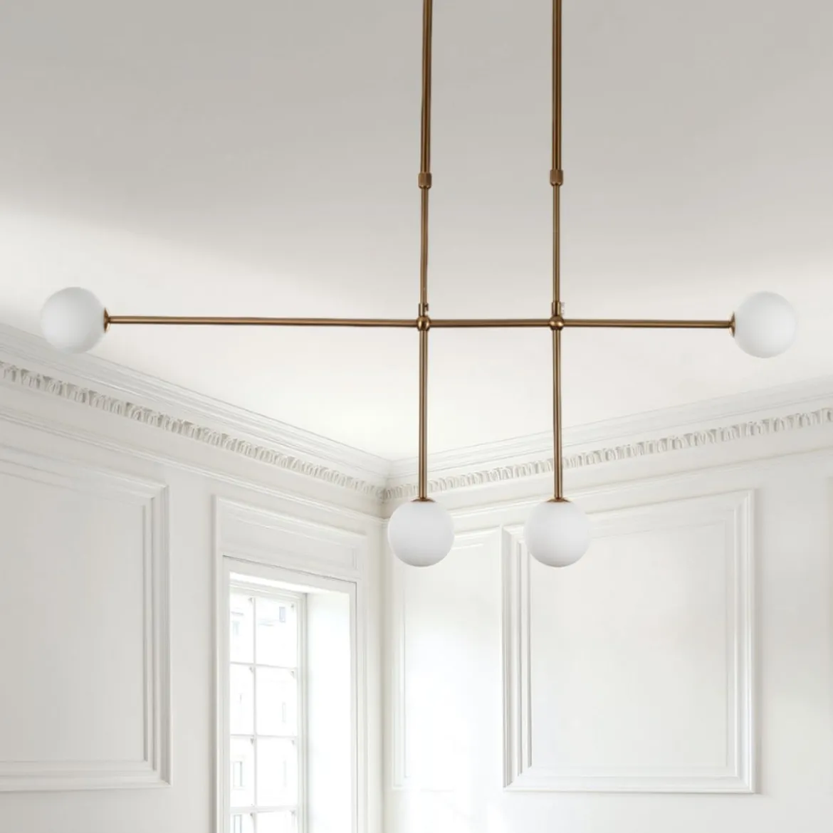Alycia d lampadario in acciaio oro opaco e 4 sfere in vetro bianco opaco 115x10xh95-132 cm