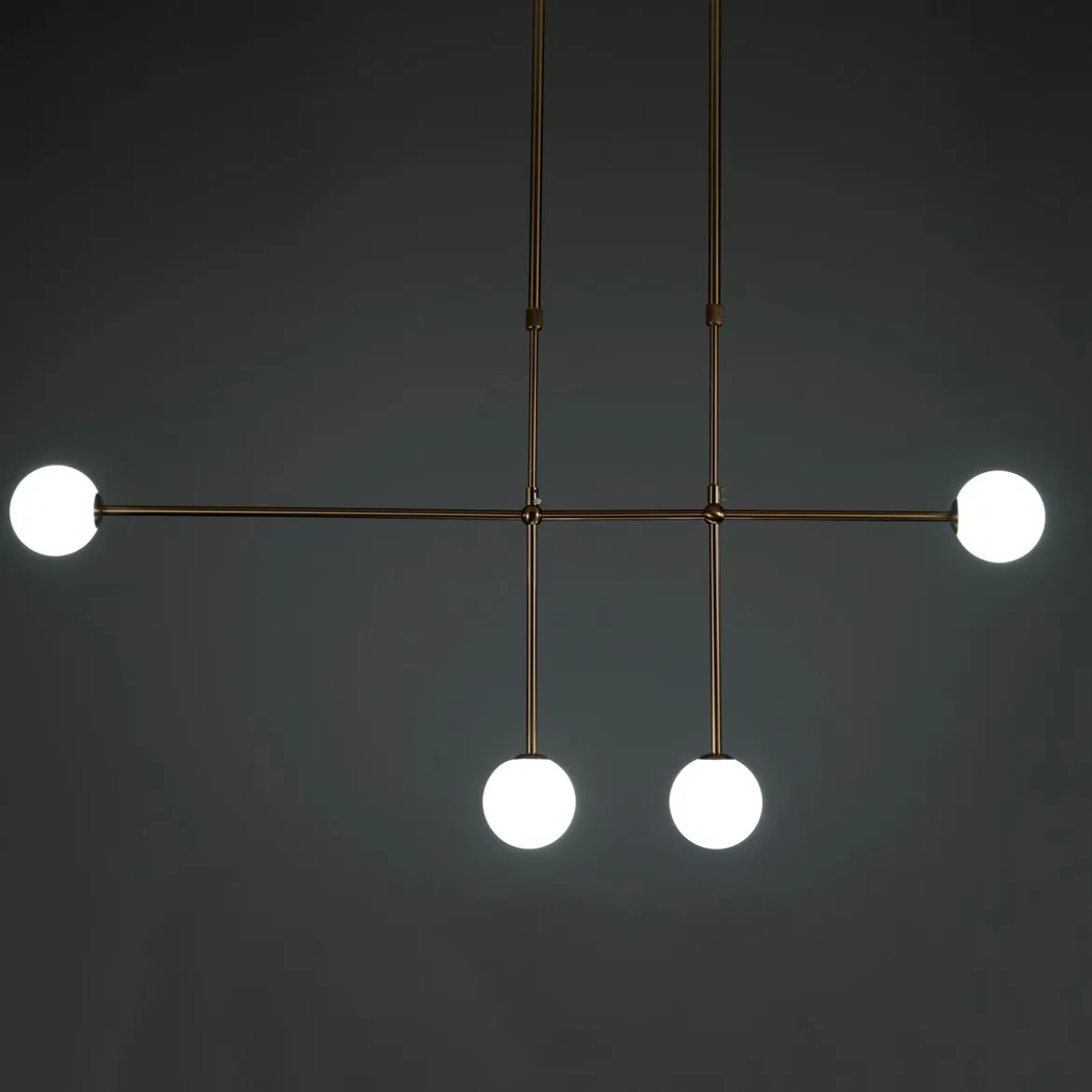 Alycia d lampadario in acciaio oro opaco e 4 sfere in vetro bianco opaco 115x10xh95-132 cm