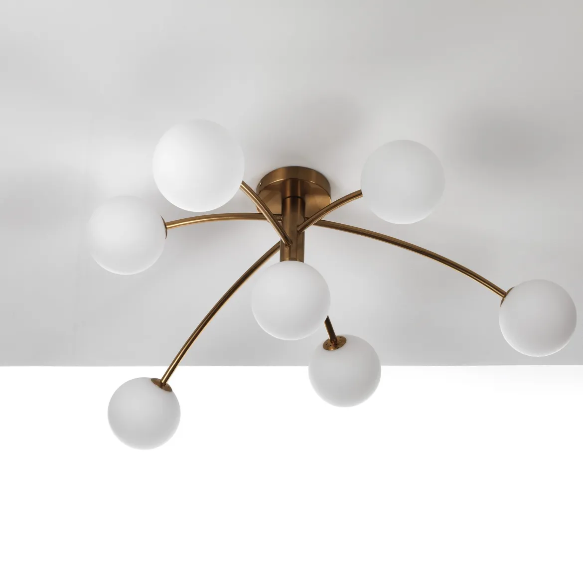 Arches lampadario / plafoniera in acciaio oro opaco e 7 sfere vetro bianco opaco 88x88xh38 cm