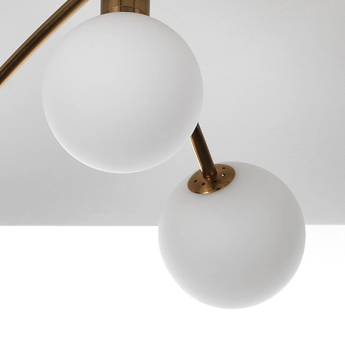 Arches lampadario / plafoniera in acciaio oro opaco e 7 sfere vetro bianco opaco 88x88xh38 cm