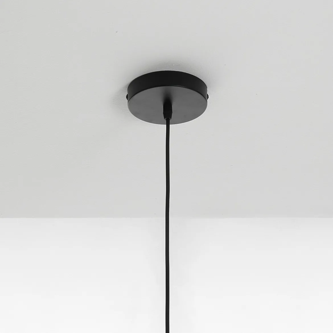 Cathedral c lampadario in metallo nero opaco con paralume in filo di acciaio e tessuto nero d24 h56 cm