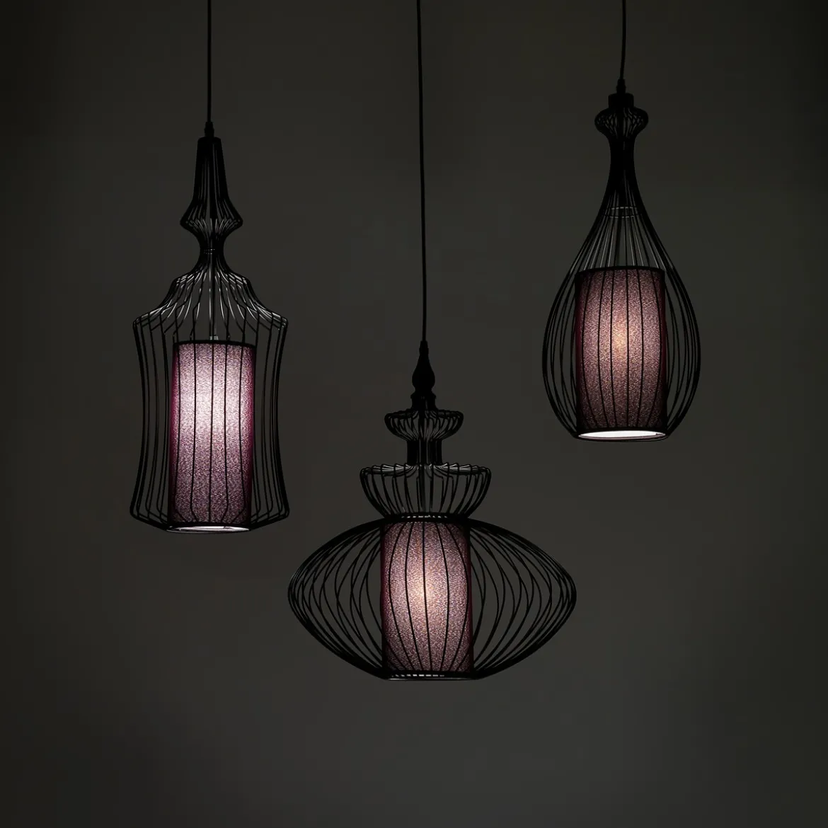 Cathedral lampadario in metallo nero opaco con 3 paralumi in filo di acciaio e tessuto nero 70xh64 cm