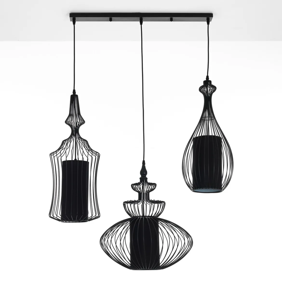 Cathedral lampadario in metallo nero opaco con 3 paralumi in filo di acciaio e tessuto nero 70xh64 cm