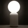 Clip lampada da tavolo in ceramica bianco opaco con sfera in vetro bianco opaco d14 h32 cm