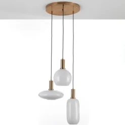 Cloud lampadario in acciaio oro opaco e 3 paralumi in vetro bianco opaco di varie dimensioni