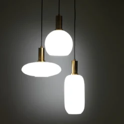 Cloud lampadario in acciaio oro opaco e 3 paralumi in vetro bianco opaco di varie dimensioni
