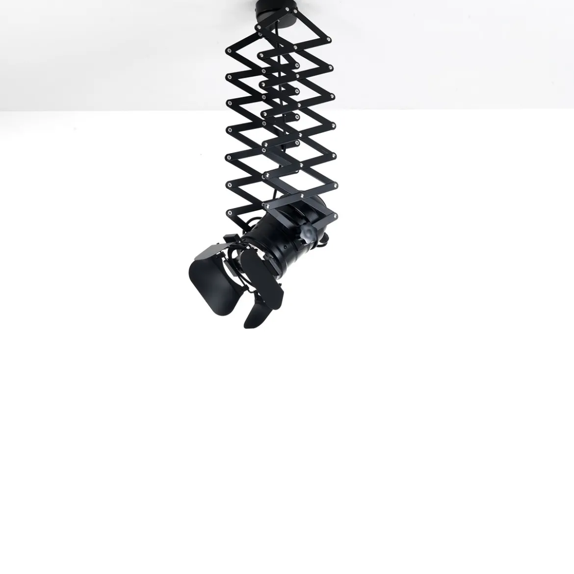 Extension black lampadario in alluminio nero opaco struttura estensibile e faro direzionale d12x22 cm