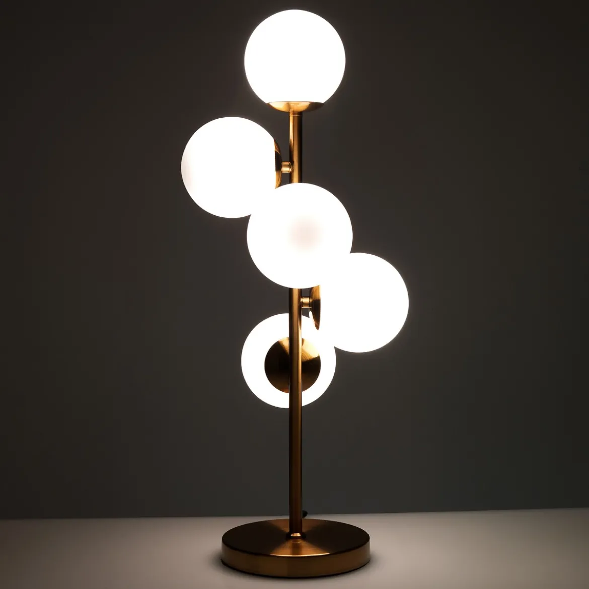 Galaxy lampada da tavolo in metallo verniciato ottone opaco con sfere in vetro bianco opaco d28 h66 cm