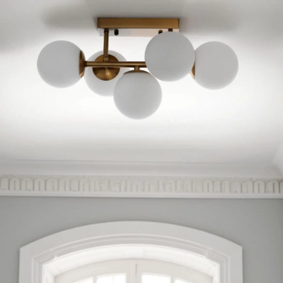 Galaxy lampadario / applique in metallo verniciato ottone opaco con sfere in vetro bianco opaco 50x27 h24 cm