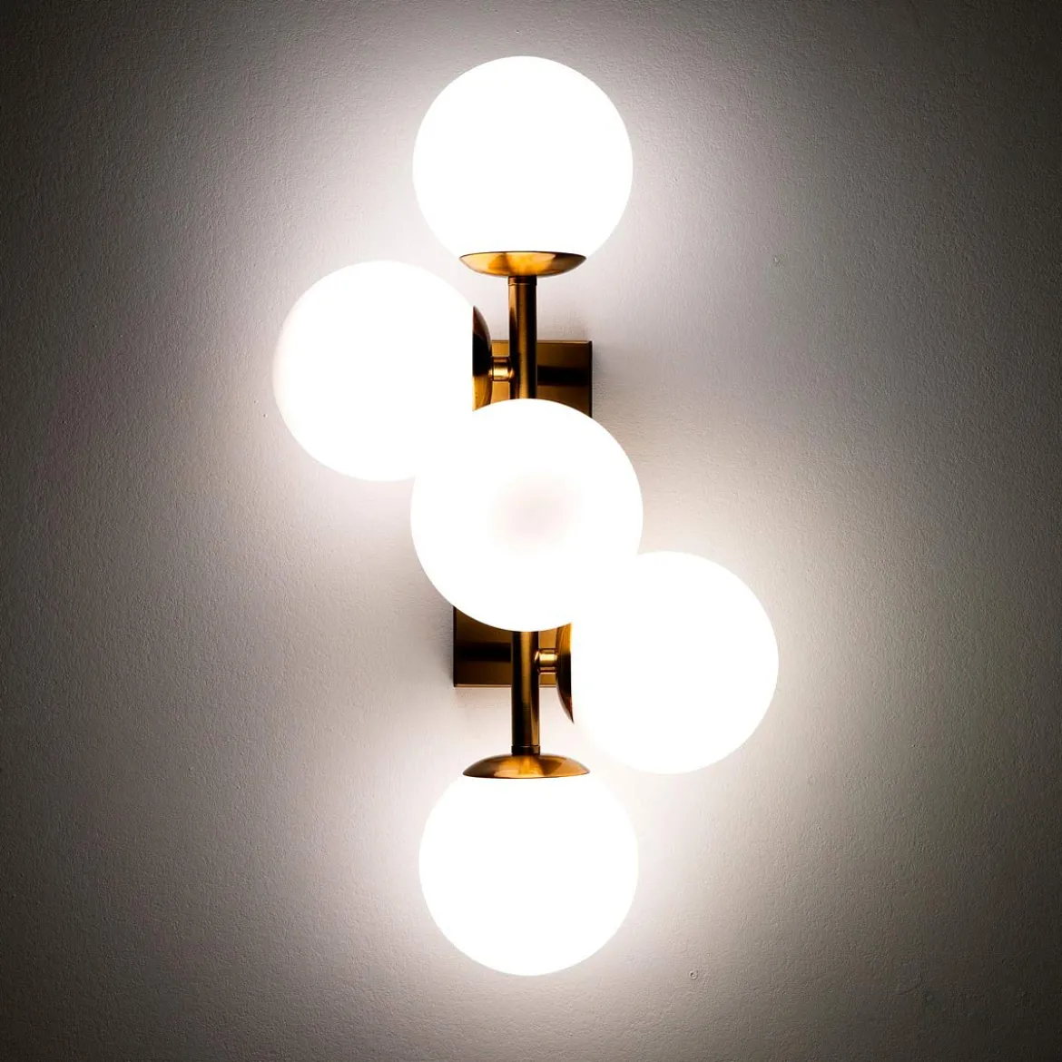 Galaxy lampadario / applique in metallo verniciato ottone opaco con sfere in vetro bianco opaco 50x27 h24 cm
