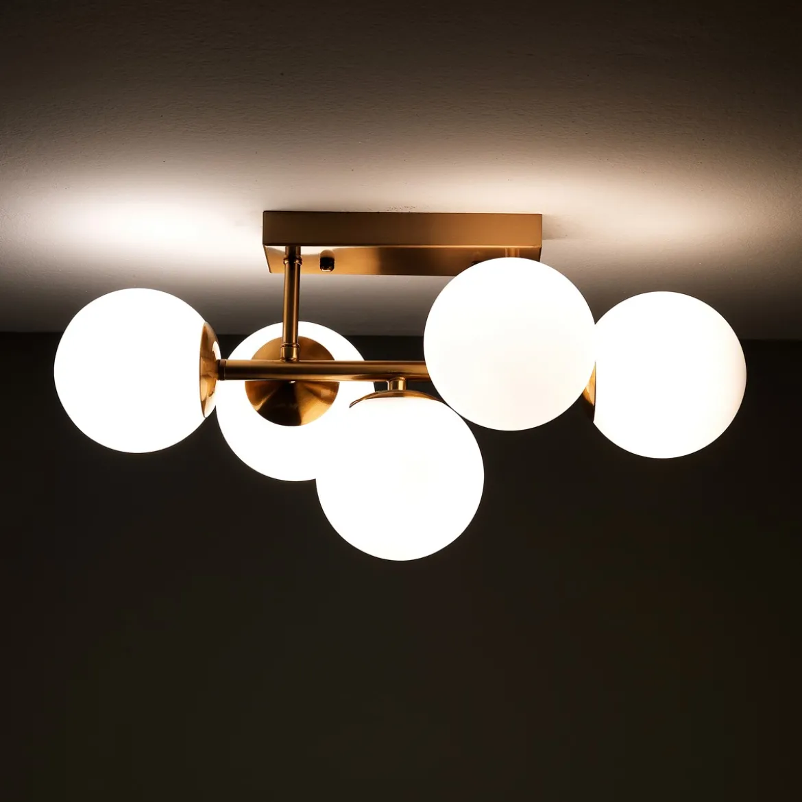 Galaxy lampadario / applique in metallo verniciato ottone opaco con sfere in vetro bianco opaco 50x27 h24 cm