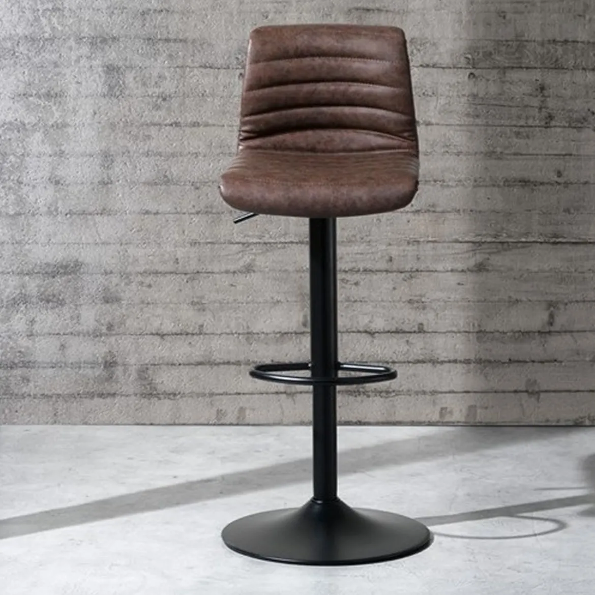 Garbo brown sgabello da bar in pelle sintetica marrone e acciaio nero cm h86/106 l40 p48