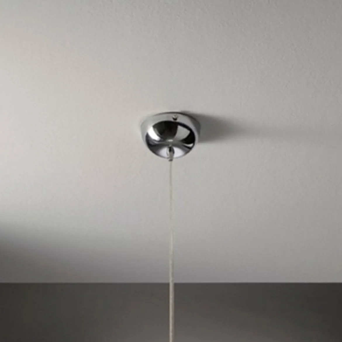 Genny lampadario in pvc trasparente con sfera in vetro satinato bianco filo regolabile d37 h24 cm