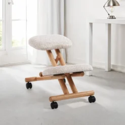 Kevin sgabello ergonomico regolabile con ruote legno massello finitura rovere tessuto beige 42.5x56-64xh50-66 cm