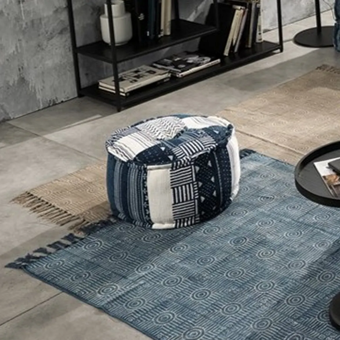 Patty white / blue pouf rotondo kamar 50 in cotone patchwork bianco e blu d50xh30 cm