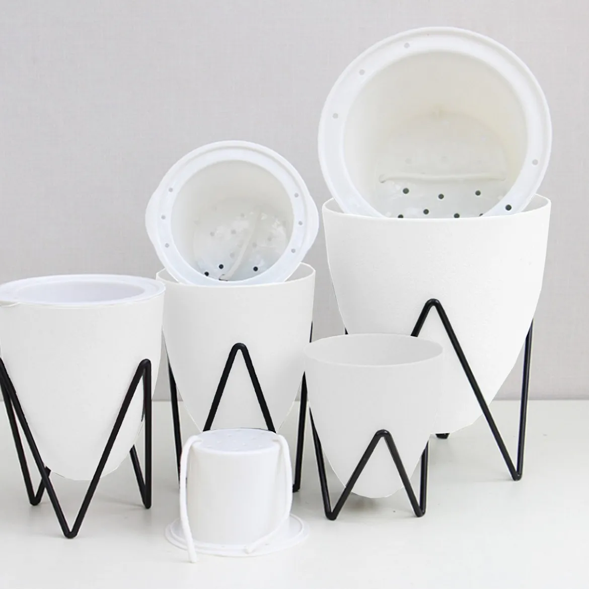 Poppy small vaso autoinnaffiante per esterno e interno ninfa small bianco opaco e acciaio nero opaco d11.5xh13 cm