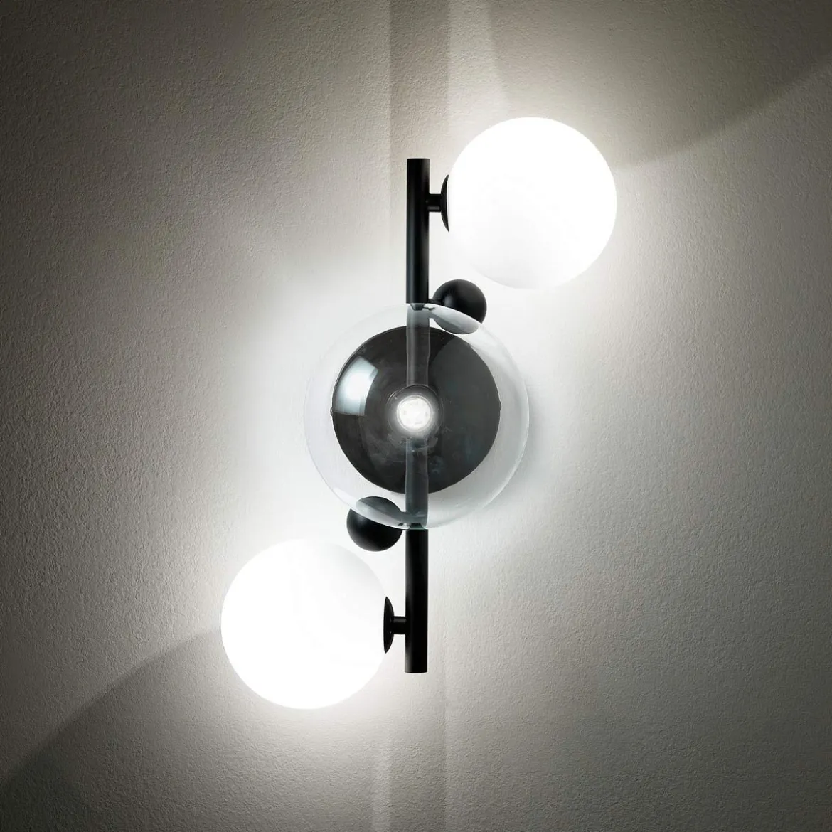 Roy lampadario / applique acciaio verniciato nero opaco 3 sfere in vetro 41x27xh27 cm