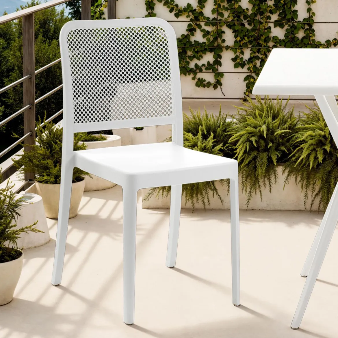 Sabine white sedia interno esterno polip. colore bianco impilabile resistente agenti e raggi uv h.86 l.43 p.50 cm