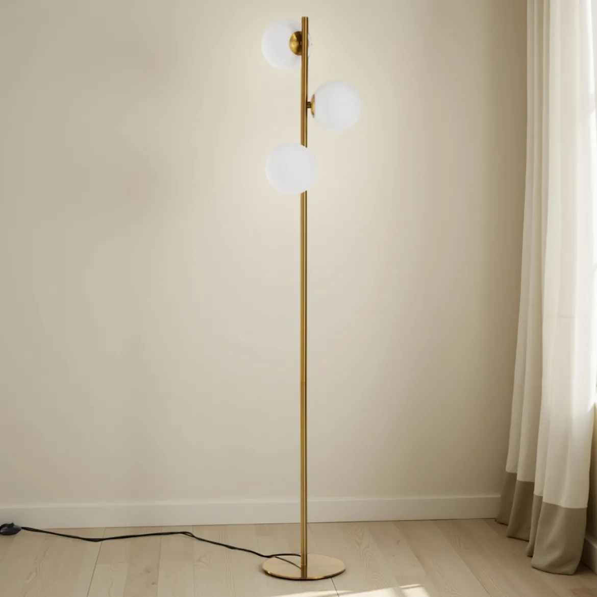 Street brass lampada da terra ottone in acciaio finitura ottone sfere in vetro bianco d30 h160 cm