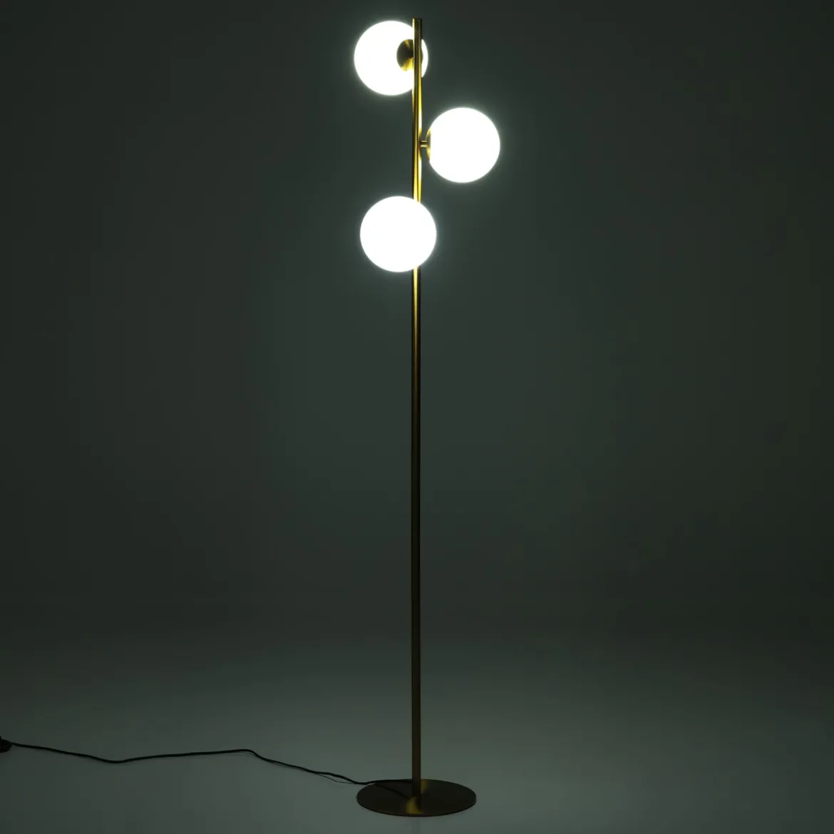Street brass lampada da terra ottone in acciaio finitura ottone sfere in vetro bianco d30 h160 cm
