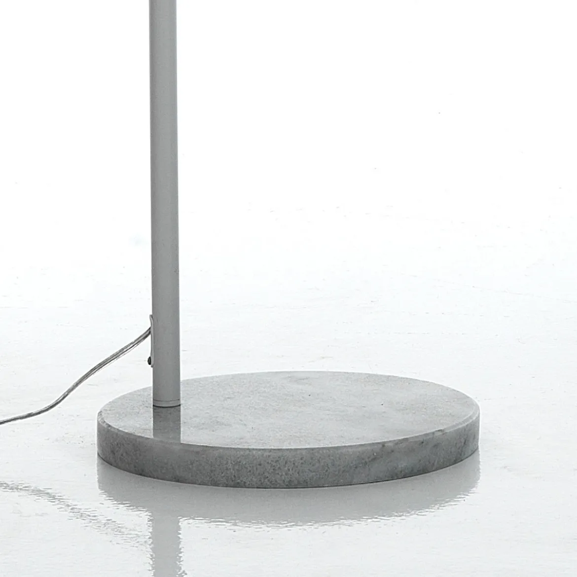 Thie lampada da terra in acciaio bianco opaco e tessuto 98x30xh178 cm