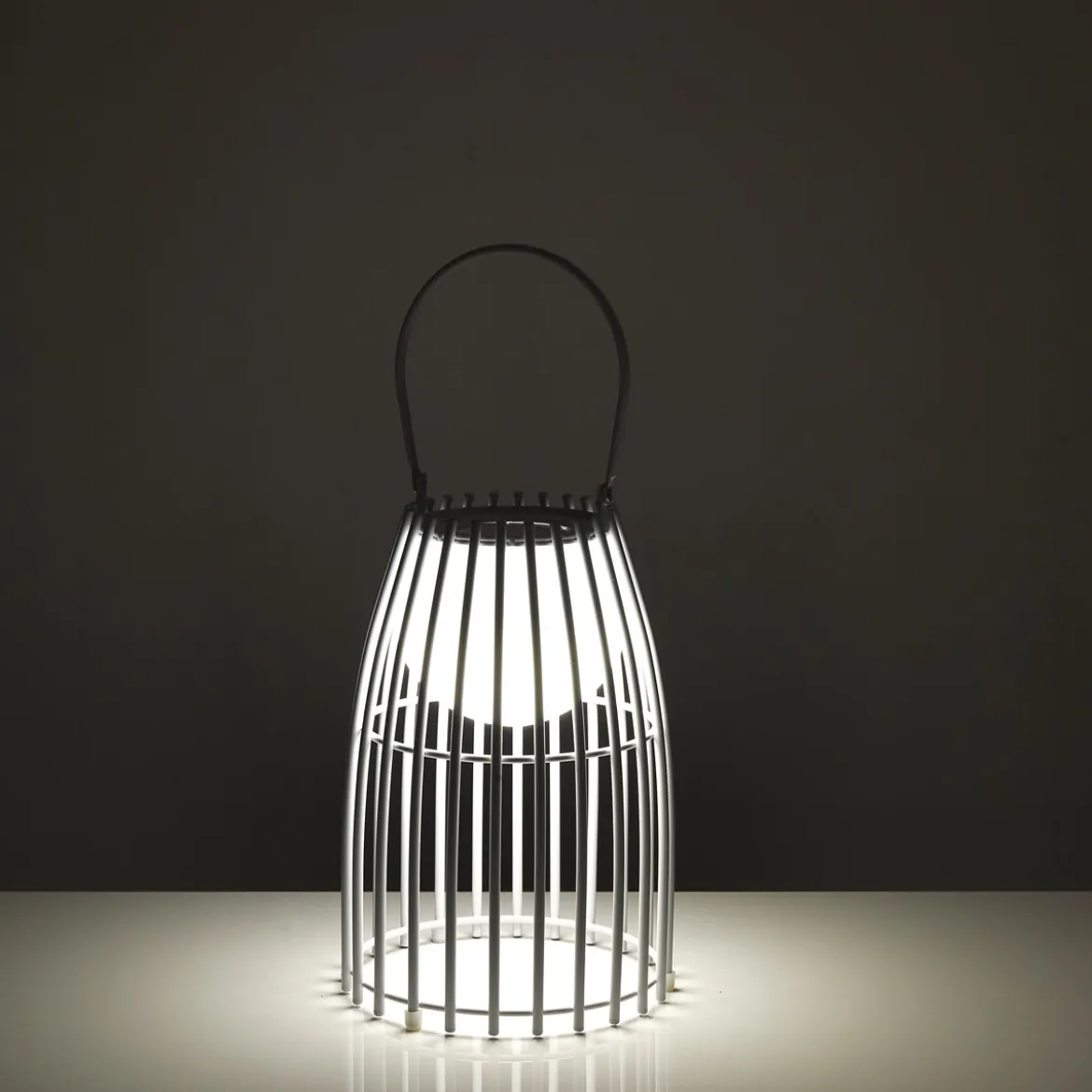 Titti lampada da tavolo / sospensione in acciaio e resina bianca opaco con luce led d17.5xh39 cm
