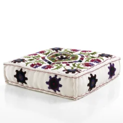 Yara white pouf quadrato in cotone bianco con ricami e lavorazioni a mano 80x80x20 cm